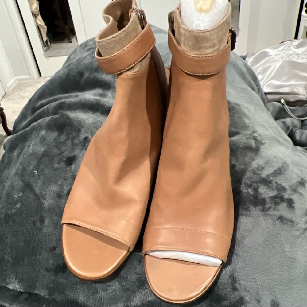 VINCE Jane sporty Tan Peep-Toe Ankle Boots